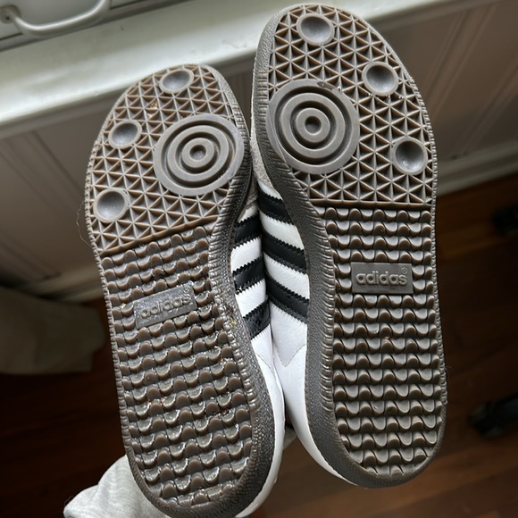 Black and white sambas - Picture 3 of 4